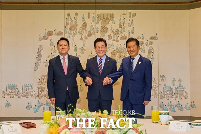 대통령실은 11일 이억원 금융위원장과 주병기 공정거래위원장 후보자 청문 보고서 채택을 거부하고 청구하지 않는 것은 대통령과 여야 당 대표 회동이 이뤄낸 협치의 의미를 퇴색시키는 것으로 매우 유감스럽게 생각한다고 입장을 밝혔다. 이재명 대통령이 8일 오후 용산 대통령실에서 가진 여야 당대표 오찬 회동에서 정청래 더불어민주당 대표, 장동혁 국민의힘 대표와 손을 맞잡고 기념촬영을 하고 있다. /대통령실
