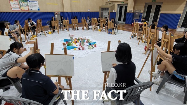 10일 대전정림중학교에서 열린 중학생 미술 실기대회에 참여한 학생들이 그림 그리기에 열중하고 있다. /대전시교육청