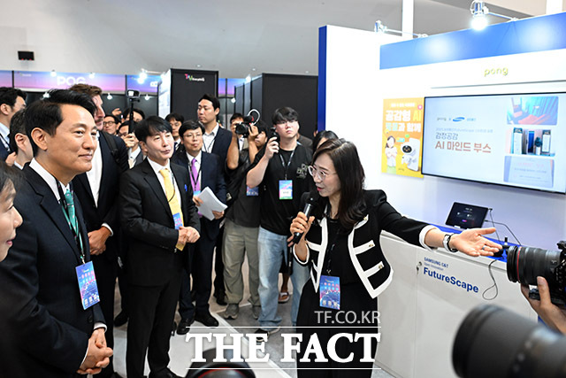 부스 및 제품 설명하는 Try Everything 관계자들.