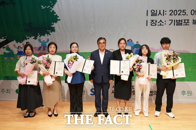 10일 장항읍 기벌포 복합문화센터에서 열린 제26회 사회복지의 날 기념식과 제18회 서천군 사회복지대회에서 유공자들이 수상하고 있다. /서천군