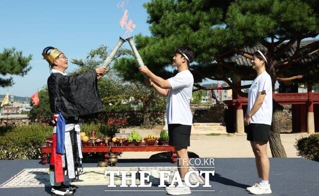 고창군이 11일 오전 제62회 전북도민체육대회의 시작을 알리는 성화 채화식을 고창읍성에서 개최했다. 성화 봉송의 첫 주자인 올해 결혼한 신혼부부가 성화를 이어받고 있다. /고창군