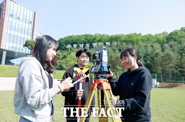 충남도립대 토지행정학과 학생들이 지적산업기사 대비 측량실습을 진행하고 있다. /충남도립대