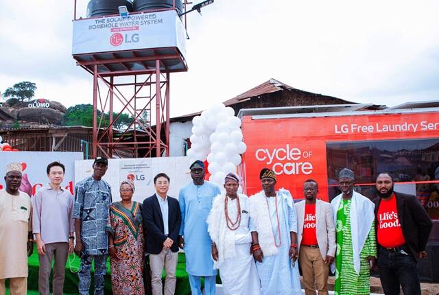 LG전자 직원들이 나이지리아 아베오쿠타시에서 식수 시설·이동식 무료 세탁방 지원 캠페인을 벌이고 있다. /LG전자