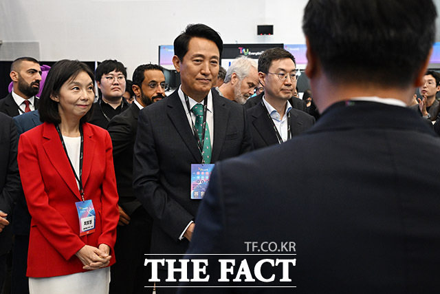 관계자들의 설명 경청하는 오 시장.