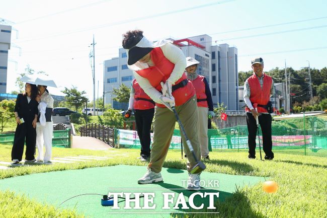 시민들이 금천천 파크골프장에서 파크골프를 즐기고 있다./의왕시