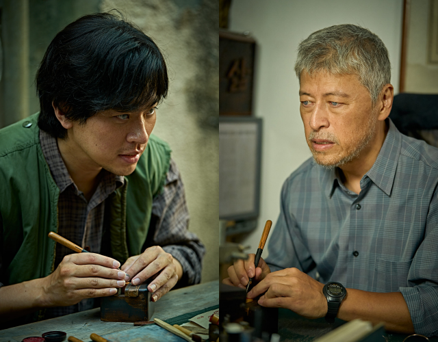 박정민(왼쪽)은 시각장애가 있는 전각 장인 임영규의 젊은 시절과 그의 아들 임동환을 모두 소화하며 처음으로 1인 2역에 도전했다. 그는 아버지의 과거이자 이를 좇는 아들로서 시대를 자유롭게 오가며 다양한 얼굴을 꺼낸다. /플러스엠 엔터테인먼트