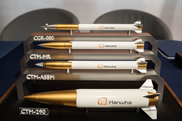 한화에어로스페이스는 BAE시스템즈와 천무 유도탄과 고성능 항재밍 위성항법장치(GPS) 연동을 위한 기술협력 계약을 체결했다고 11일 밝혔다. 향상된 GPS가 탑재될 천무 유도미사일. /한화에어로스페이스