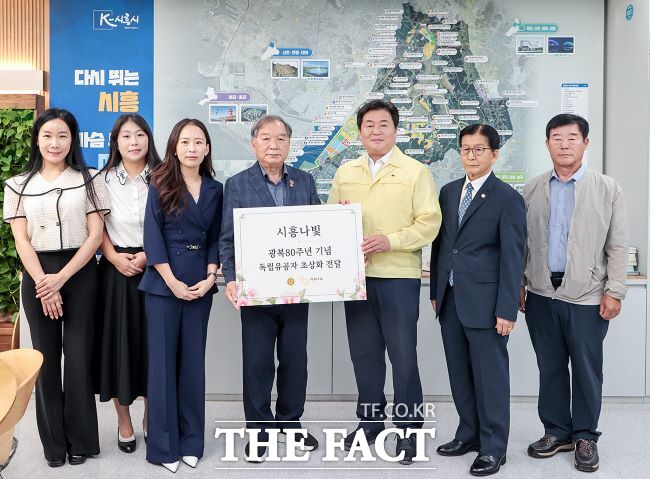 (왼쪽 3번째부터)류민아 대표, 오태근 시흥광복회장, 임병택 시흥시장이 독립운동가 초상화 전달식을 가졌다./시흥시