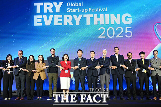 기념촬영하는 오세훈 서울시장(가운데) 및 관계자들.