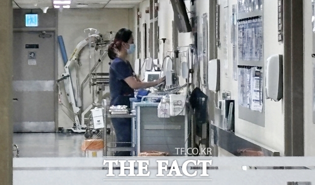 11일 전공의 수련환경 지원이 본격화됐다. 정부는 60개 병원을 선정해 전공의 교육과 관리를 담당하는 지도전문의 체계를 내실화하고 수련시설 개선을 지원한다. 국회도 전공의 수련시간 단축과 수련 연속성 법안을 논의하고 있다.사진은 2024년 3월 24일 서울의 한 대학병원 /서예원 기자