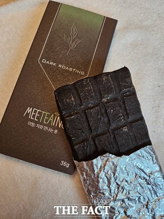 하동군 대표 차 기업인 조태연가가 세계녹차콘테스트 2025에 티콜렛 다크를 출품해 금상 수상자로 선정됐다./하동군