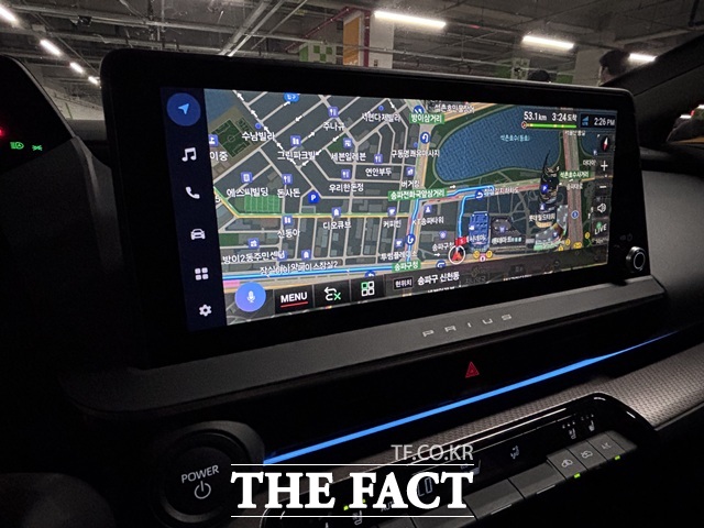 내비게이션이 실행된 12.3인치 센터 디스플레이 속 그래픽은 직관적이다. /황지향 기자