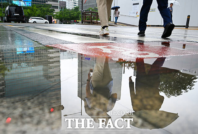 기상청에 따르면 12일 제주에 비가 내리는 곳이 있겠으며, 오후 3시부터 수도권·충청권·남부지방에, 오후 6시부터 강원까지 확대되겠다. 비는 13일까지 이어지지만 자정 무렵 대부분 그치겠다. /장윤석 기자