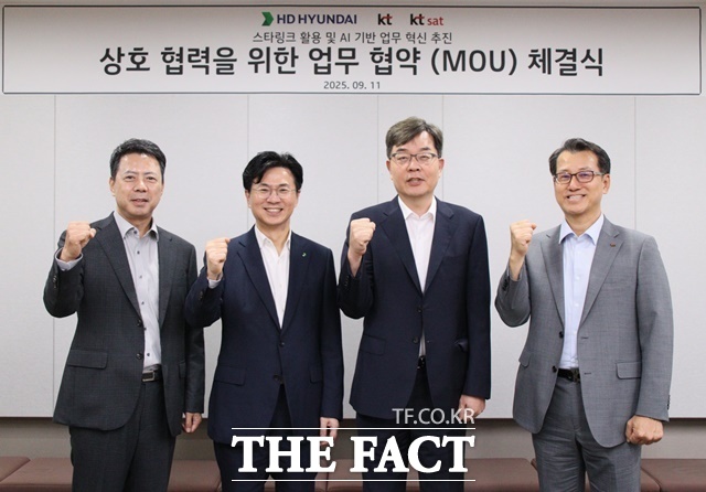 HD현대가 11일 KT·KT SAT와 스타링크 활용 및 AI 기반 업무 혁신 추진을 위한 MOU를 체결했다. 왼쪽부터 노형래 KT 전략고객본부 부산·경남법인 본부장, 이태진 HD한국조선해양 DT혁신실장, 서영수 KT SAT 대표, 김원태 KT 전략고객사업본부장이 기념 촬영을 하고 있다. /HD현대