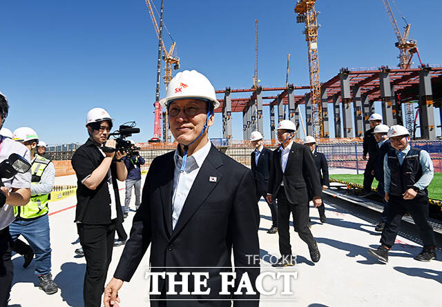 김민석 국무총리가 11일 오전 경기 용인시 처인구 반도체 클러스터 공사현장을 찾아 공사 현황을 살펴보고 있다. /청사사진기자단