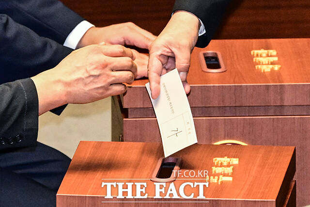 권 의원은 표결에 앞서 신상발언에서 한 분도 빠짐없이 저에 대한 체포동의안을 찬성해 달라며 선거 때는 불체포특권을 포기하겠다고 공약 해놓고 선거가 끝나자마자 불체포특권 뒤로 숨어버리는 이재명의 민주당과는 달라야 한다고 했다.