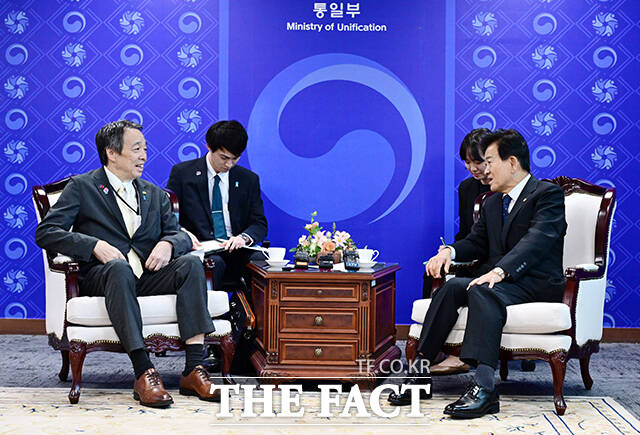 정동영 통일부 장관(오른쪽)이 11일 오전 서울 종로구 정부서울청사 통일부에서 미즈시마 코이치 주한일본대사의 예방을 받고 있다. /임영무 기자