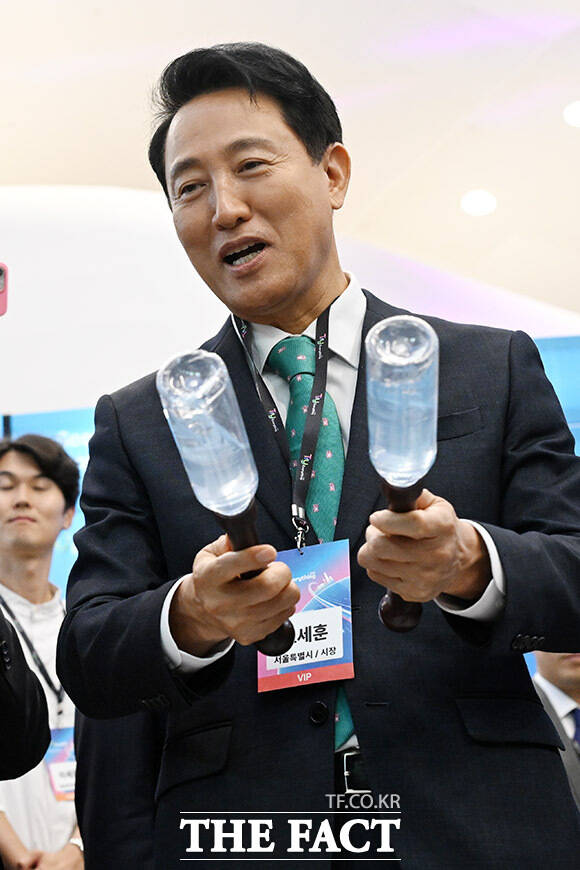 제품 체험해 보는 오 시장.