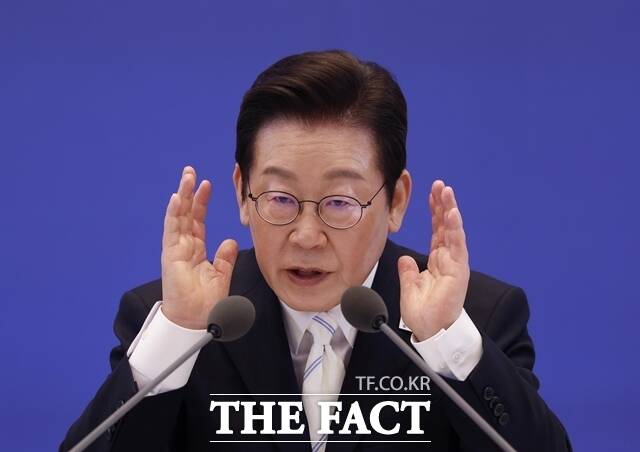 이재명 대통령은 11일 취임 100일 기자회견에서 북미 대화가 열리는 게 한반도 평화와 안정에 도움이 된다. 그걸 우리가 주도하거나 우리의 바운더리 안에서 이뤄져야 한다고 고집할 필요가 없다고 밝혔다. /뉴시스