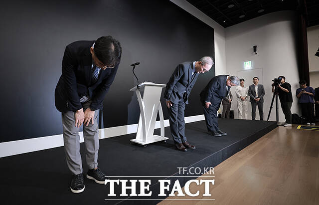 11일 서울 광화문 KT 사옥에서 열린 긴급 기자회견에서 서창석 KT 네트워크부문장(왼쪽부터), 김영섭 KT 대표이사, 이현석 KT 커스터머부문장이 소액결제 피해에 대해 사과하고 있다. /임영무 기자