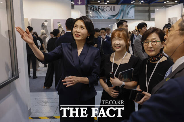 김혜경 여사는 11일 오후 서울 광진구 세종대학교에서 열린 삼삼한 요리 경연대회를 찾아 요리 시연, 푸드 토크에 함께했다 김 여사가 3일 서울 강남구 코엑스에서 열린 키아프 서울(Kiaf SEOUL)에서 전시된 작품들을 관람하고 있다. /이새롬 기자
