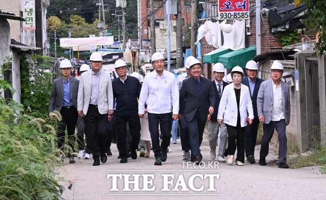 오세훈 서울시장이 지난 9일 서울 노원구 중계동 백사마을(노원구 중계본동 30-3번지 일대)을 방문해 철거상황을 점검하고 있다./이새롬 기자