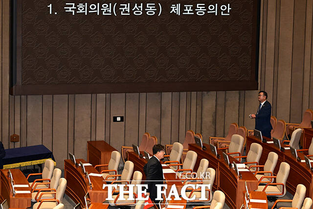 본회의장 나서는 권성동 의원.