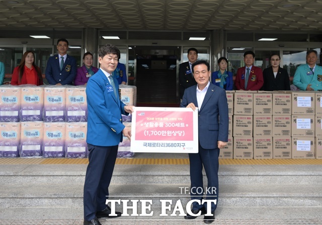 10일 백성현 논산시장(오른쪽)이 김용근 국제로타리 3680지구 총재에게 1700만 원 상당의 생활용품을 기탁을 받고 있다. /논산시