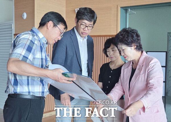 오관영 대전 동구의회 의장(사진 오른쪽)이 11일 인동 국민체육센터를 방문해 시설 전반은 점검하고 주민들의 의견을 청취하고 있다./대전 동구의회