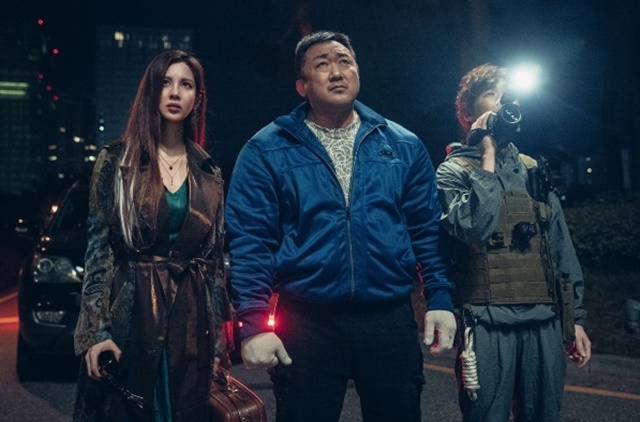 기대작들 마저 줄줄이 흥행에 참패하면서 국내 최대 영화관 CJ CGV의 영화관들이 문을 닫고 있다. 가장 큰 원인은 (OTT)에 쏟아지는 콘텐츠다. OTT의 구독료는 영화 한 편 관람할 수 있는 티켓값보다 저렴하다. /거룩한 밤