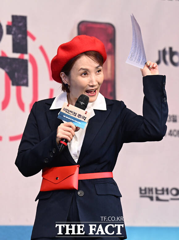 방송인 박경림이 11일 서울 구로구 더 링크 서울 호텔에서 열린 JTBC 새 토일드라마 백번의 추억 제작발표회에서 극 중 주인공의 직업인 버스 안내양 차림으로 진행을 하고 있다. /이새롬 기자