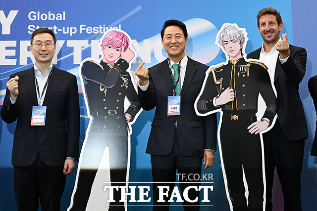 등신대와 함께 기념촬영 하는 오 시장(가운데).