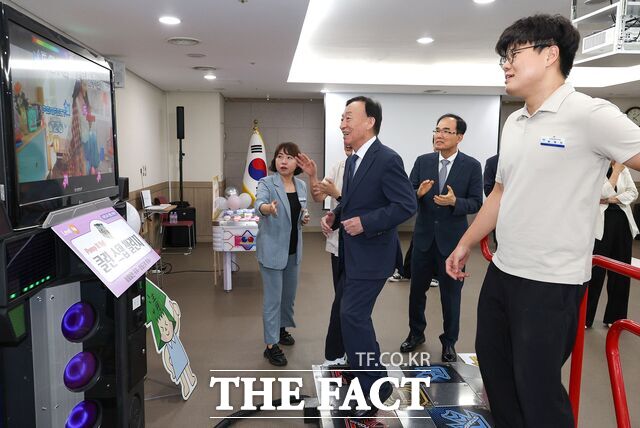 11일 대전시교육청의 상호존중의 날을 맞아 설동호 교육감과 직원들이 함께 Level Up! 즐기면서 배우자, 대전교육 청렴 오락관 게임을 즐기고 있다. /대전시교육청