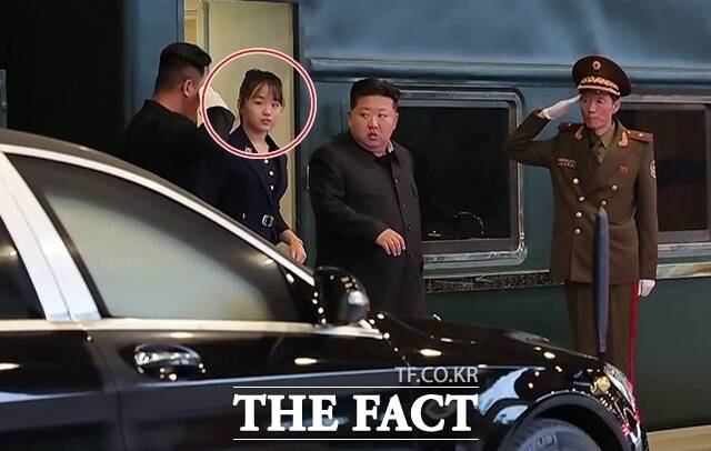 국가정보원은 11일 김정은 북한 국무위원장의 딸 김주애(빨간 원)의 중국 동행은 세습을 염두에 둔 서사 완성 과정이라고 분석했다. 사진은 지난 2~4일 김 위원장의 방중 일정에 동행한 김주애의 모습. /뉴시스.조선중앙TV 갈무리