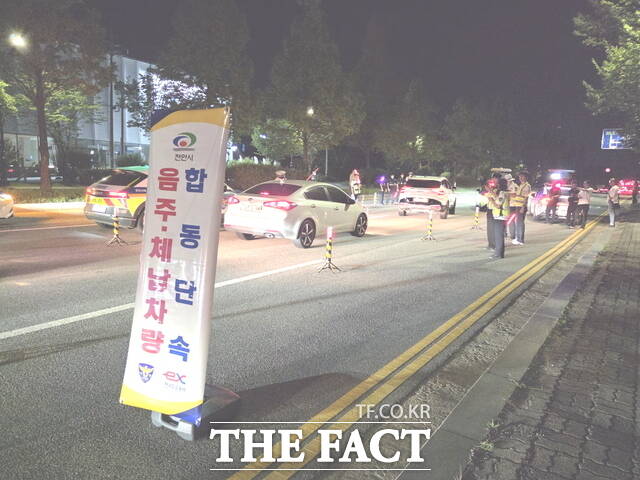 천안시와 천안서북경찰서가 음주운전과 병행 체납차량을 합동 단속하고 있다./천안시