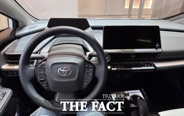 실내 운전석 전경. 대형 디스플레이와 간결한 버튼 배치가 적용돼 단정한 인상을 준다. /황지향 기자