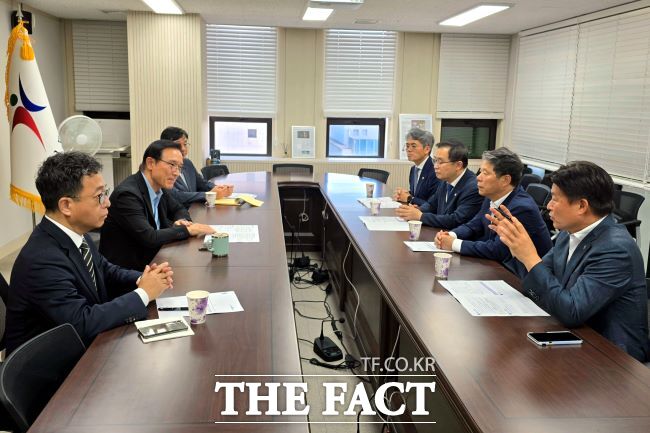 (오른쪽 1번째부터) 조용익 부천시장과 서영석 의원, 이건태 의원, 김기표 의원이 임태희 경기도교육감(왼쪽 가운데)에게 부천과학고 학생 선발 방안 등에 대해 설명하고 있다. /부천시