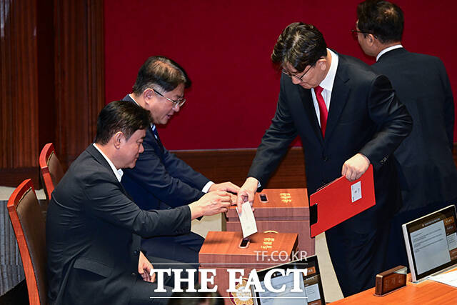 자신의 체포동의안에 직접 투표하는 권성동 의원.