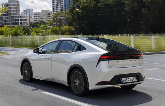 주행 중인 5세대 토요타 프리우스 후면부. 일직선 LED 리어램프와 중앙의 PRIUS 레터링이 적용돼 현대적인 감각을 더한다. /한국토요타자동차