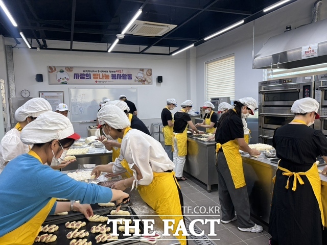 11일 충남교육청 직원들이 도내 아동복지시설에 전달할 빵을 만들고 있다. /충남도교육청