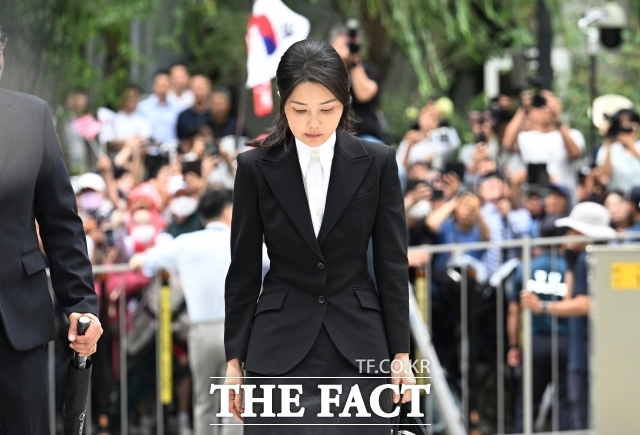 특검팀은 김 여사가 국가유산이자 유네스코 세계 유산인 종묘 공개 제한 지역 망묘루를 사적인 차담회 장소로 무단 이용했다는 의혹도 수사 중이다. 김 여사를 수행한 유경옥 전 대통령실 행정관에 대한 조사는 연기됐다. /박헌우 기자