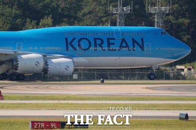 외교부는 11일 미국 이민 당국의 단속으로 구금된 국민 316명이 12일 오후 4시께 한국에 도착한다고 밝혔다. 사진은 이들을 태울 대한항공 전세기가 지난 10일(현지시간) 하츠필드-잭슨 애틀랜타 국제공항에 도착한 모습. /애틀랜타=AP. 뉴시스