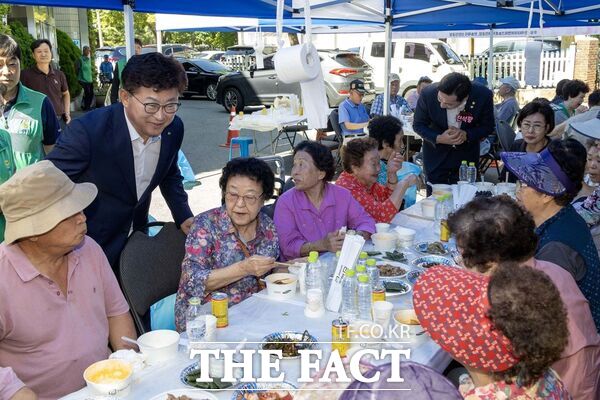 최충규 대덕구청장(왼쪽)이 11일 목상동 새마을부녀회가 지역 어르신을 위해 개최한 어르신 효 잔치에 참석해 어르신들께 인사하고 있다./대덕구