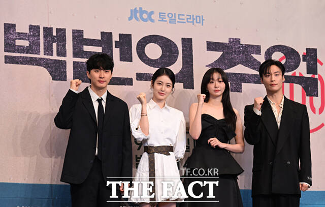 김상호 감독, 배우 신예은 김다미 허남준(왼쪽부터)이 11일 오후 2시 서울 구로구 더 링크 서울 호텔에서 열린 JTBC 새 토일드라마 백번의 추억 제작발표회에 참석해 다양한 이야기를 나눴다. /이새롬 기자