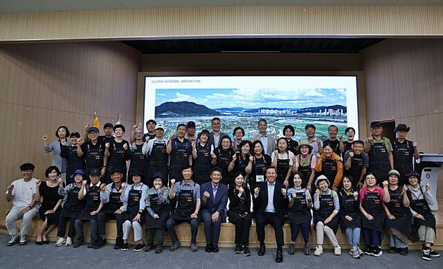 신협 시니어 정원사 양성 프로그램 종강식에서 참가자들과 관계자들이 기념촬영을 하고 있다. /신협중앙회