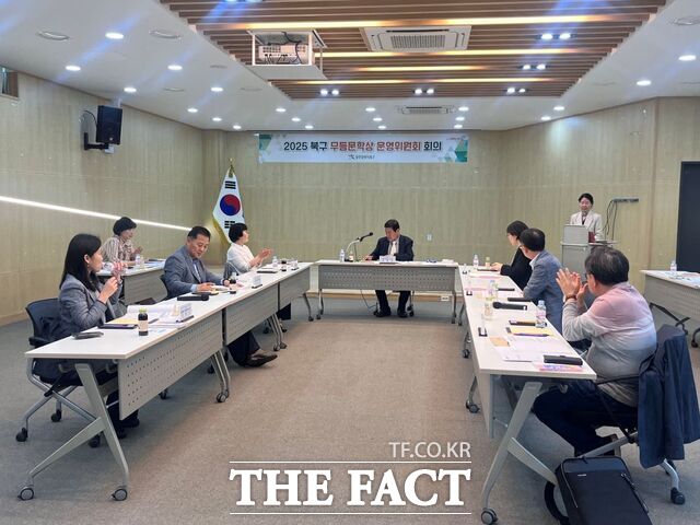 무등문학상 운영위원회 회의 모습 /광주 북구