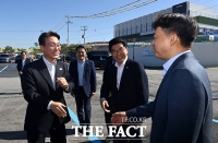  곽노정 SK하이닉스 CEO와 인사하는 김민석 국무총리 [포토]