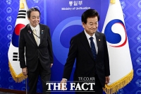  접견 장소로 이동하는 정동영 통일부 장관과 미즈시마 코이치 주한일본대사 [포토]