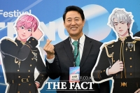 캐릭터 등신대와 기념촬영하는 오세훈 시장 [포토]