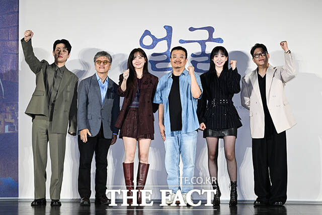 배우 박정민과 권해효, 신현빈, 연상호 감독, 배우 한지현, 임성재(왼쪽부터)가 뭉친 영화 얼굴이 개봉 첫날 박스오피스 1위를 기록했다. /서예원 기자